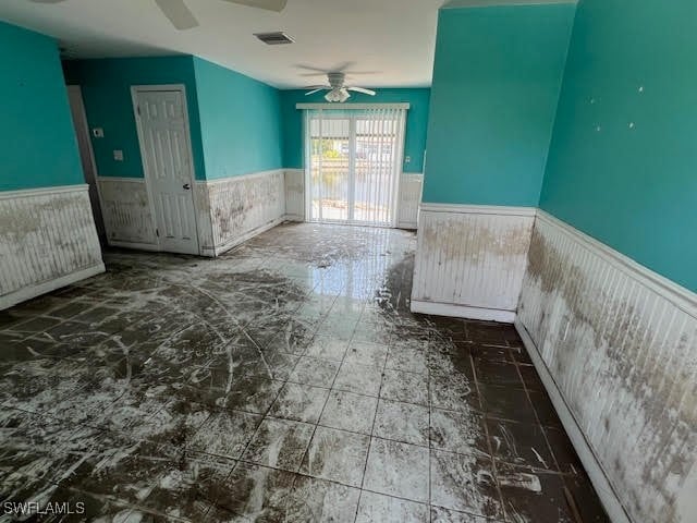 empty room featuring ceiling fan