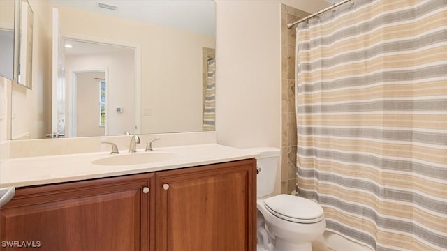 full bathroom featuring vanity, toilet, a shower with curtain, and visible vents