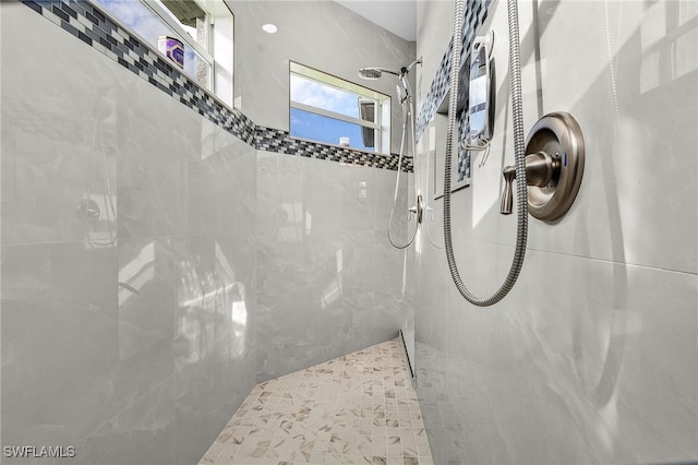 bathroom featuring a tile shower