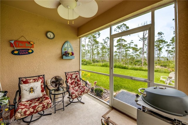 sunroom with ceiling fan