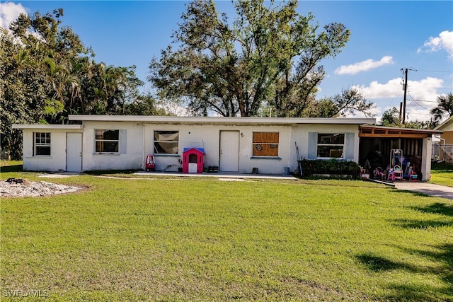 ranch-style home featuring a front lawn