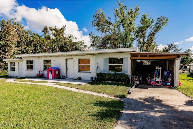 view of front of home featuring a front yard and a carport