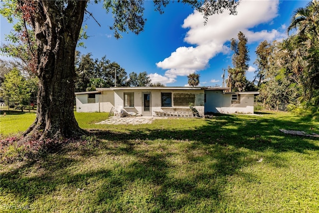 view of front of house featuring a front yard