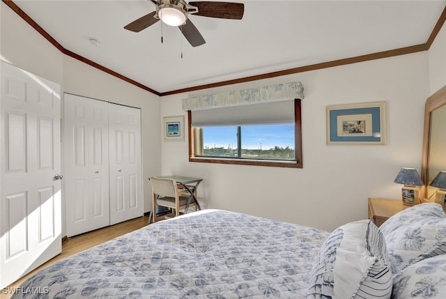 bedroom with ceiling fan, a closet, light hardwood / wood-style floors, and ornamental molding