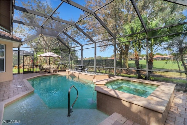 view of swimming pool featuring a patio, outdoor dining area, a pool with connected hot tub, and a lanai