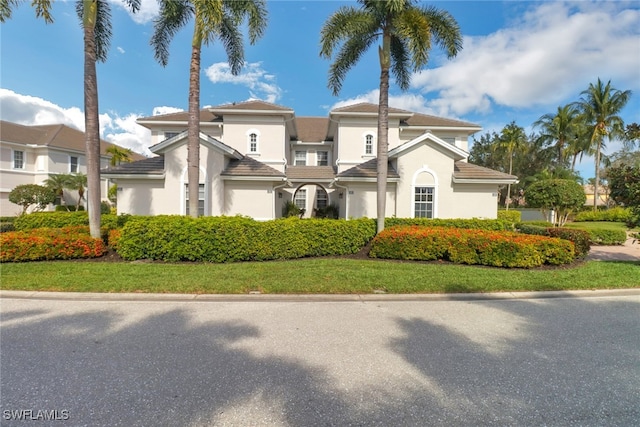 view of front facade featuring a front lawn