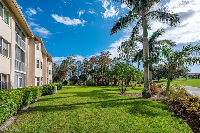 view of property's community featuring a lawn