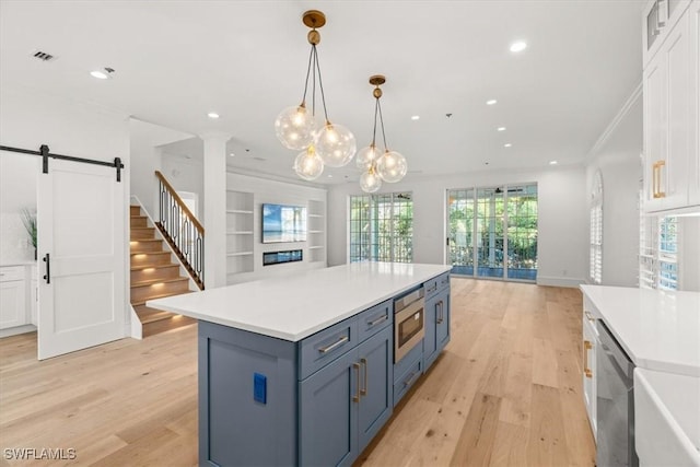 kitchen with stainless steel appliances, light wood-style flooring, light countertops, recessed lighting, and crown molding