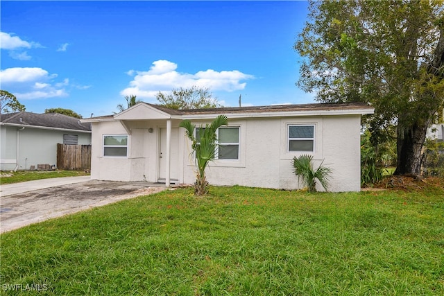 single story home featuring a front lawn