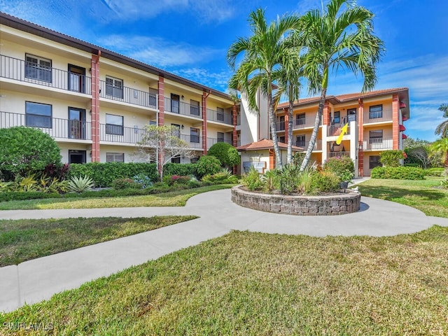 view of property's community featuring a lawn