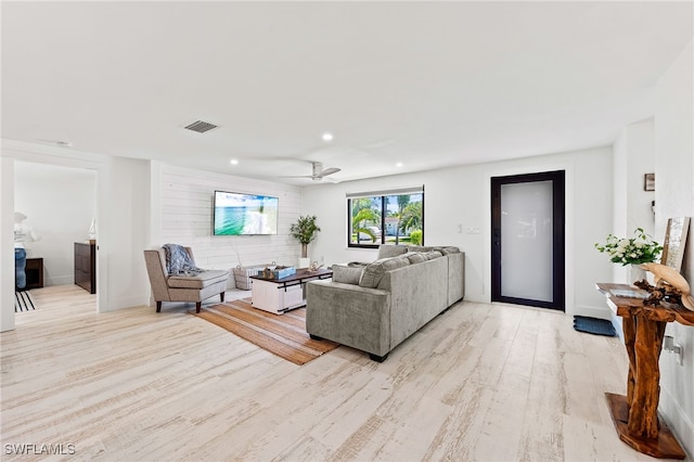 living room with light wood-style floors, recessed lighting, visible vents, and ceiling fan