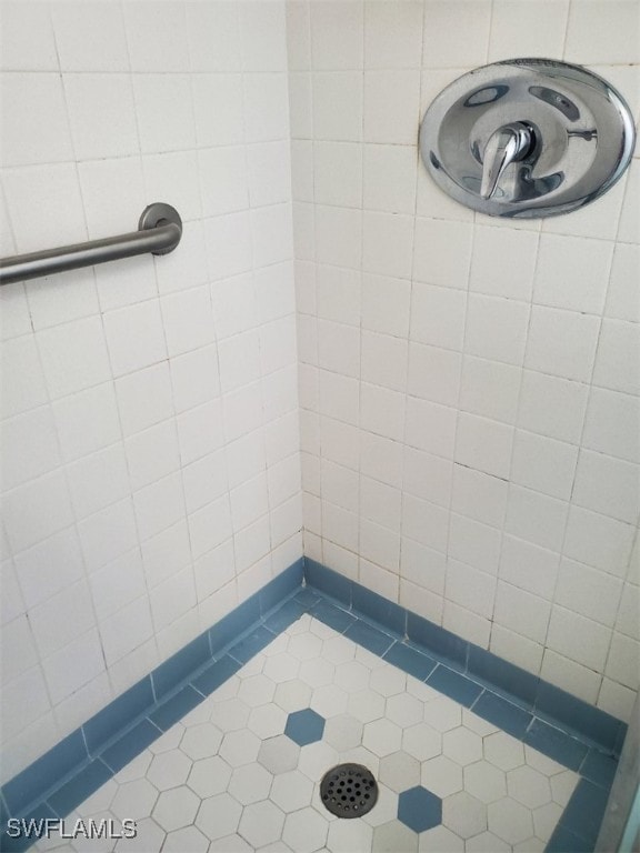 bathroom featuring tiled shower