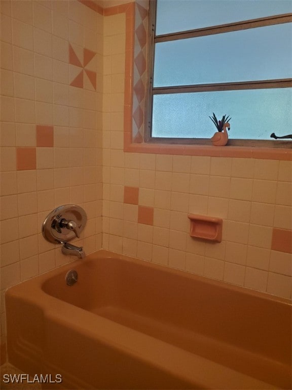 bathroom with tiled shower / bath combo