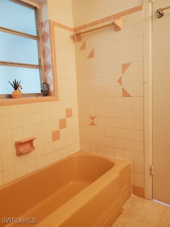 bathroom featuring tiled shower / bath