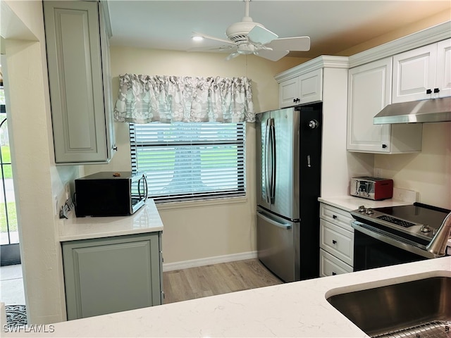 kitchen with appliances with stainless steel finishes, plenty of natural light, sink, and ceiling fan