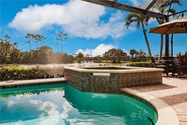 view of pool with an in ground hot tub and a patio area