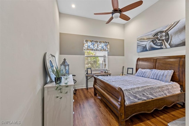 bedroom featuring dark wood-type flooring, baseboards, and a ceiling fan