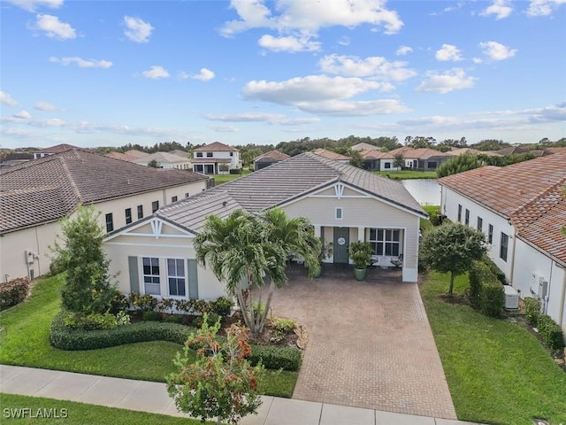 view of front of home featuring a front lawn