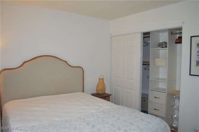 bedroom featuring a textured ceiling and a closet