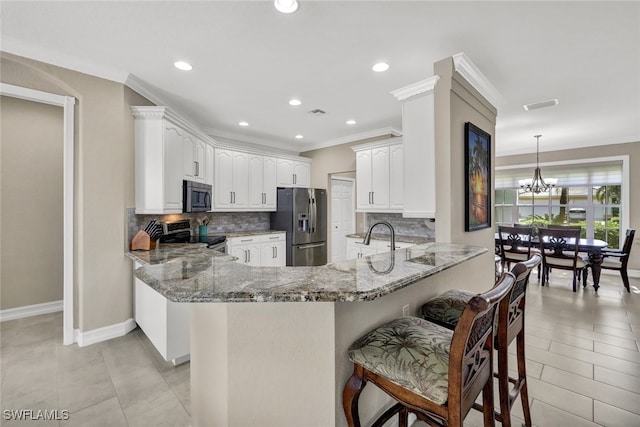 kitchen with backsplash, a breakfast bar, kitchen peninsula, and stainless steel appliances