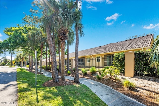 ranch-style house featuring a front yard