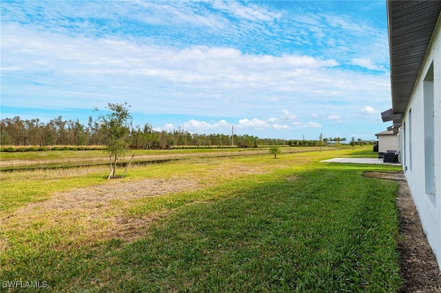 view of yard with a rural view