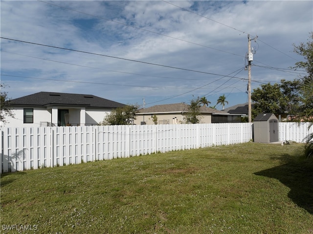 view of yard featuring a shed