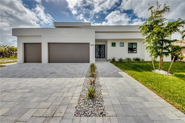 view of front of home featuring a garage and a front yard