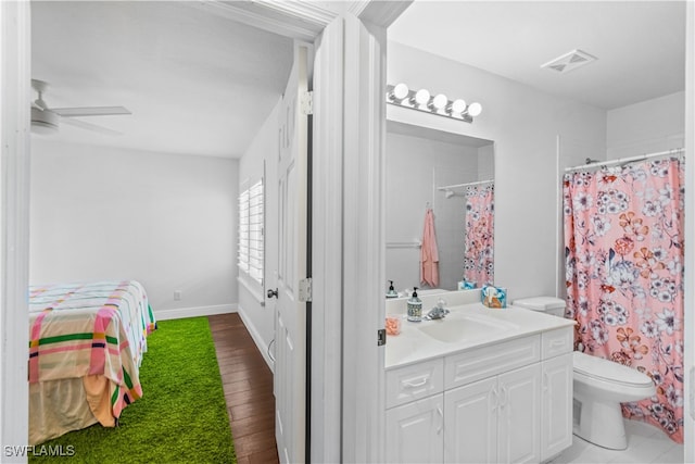 full bath with curtained shower, toilet, visible vents, vanity, and a ceiling fan