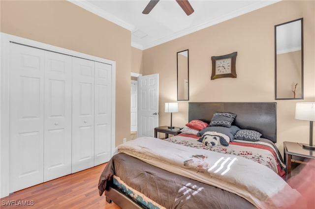 bedroom with a closet, ceiling fan, hardwood / wood-style floors, and crown molding