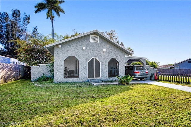 view of front of home with a carport and a front yard