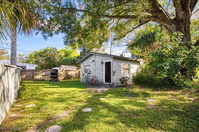 view of yard with an outdoor structure