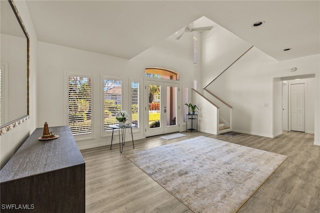 foyer entrance featuring light wood-type flooring and ceiling fan