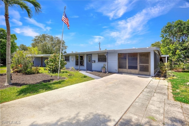 single story home with a front lawn