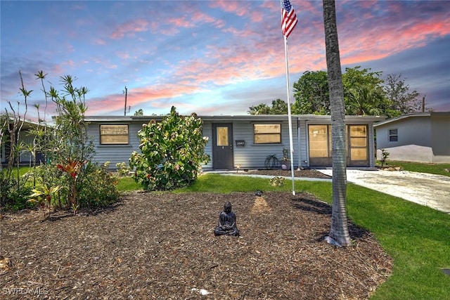 view of front facade featuring concrete driveway