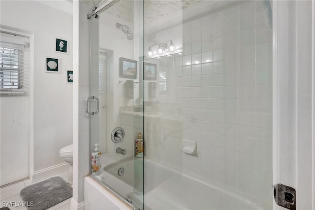 bathroom with combined bath / shower with glass door and toilet