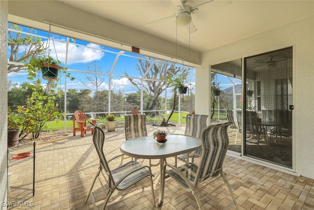 sunroom with ceiling fan