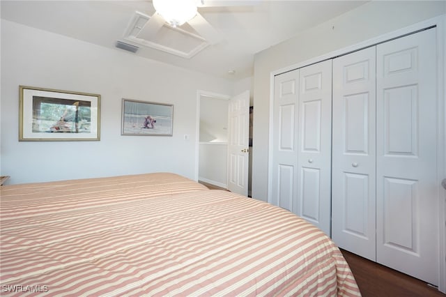 bedroom featuring dark hardwood / wood-style flooring, ceiling fan, and a closet