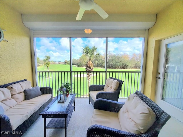 sunroom with ceiling fan