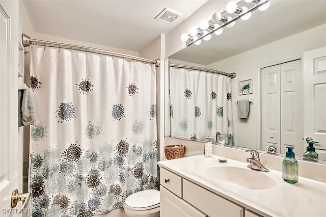 bathroom featuring a shower with curtain, vanity, and toilet