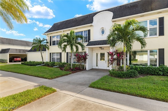 view of front of home featuring a front yard