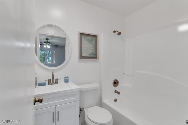 full bathroom featuring shower / bathing tub combination, ceiling fan, toilet, and vanity