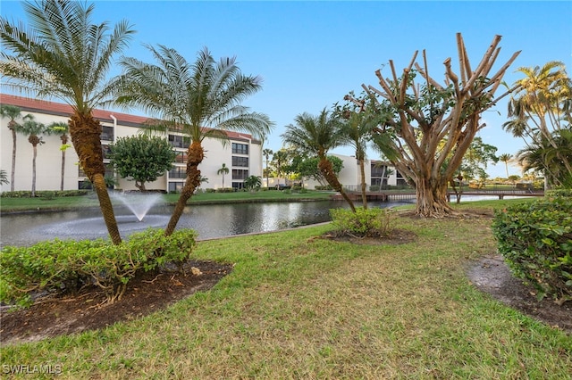 view of yard featuring a water view