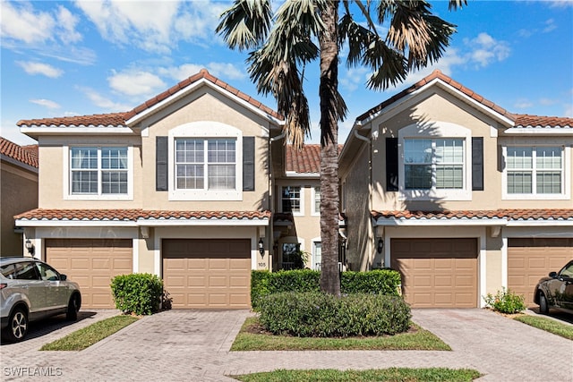 view of front facade featuring a garage