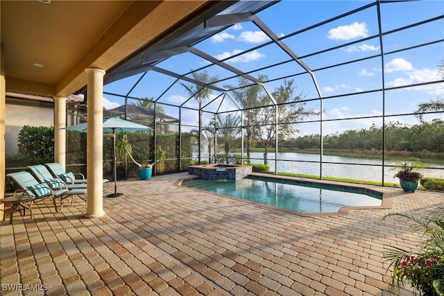 view of pool featuring an in ground hot tub, a patio, a water view, and a lanai