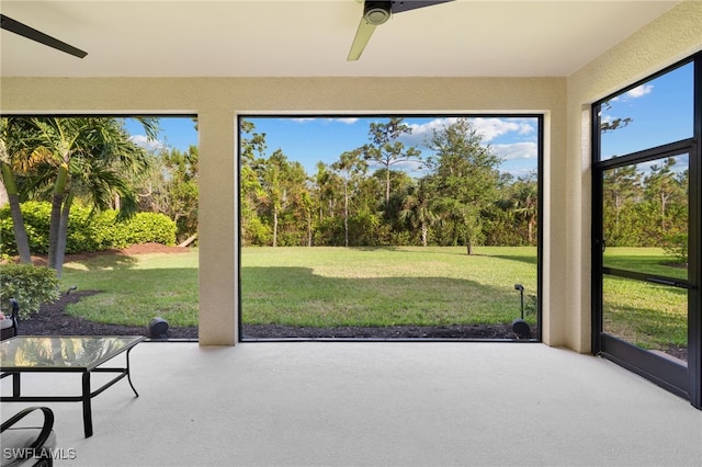 sunroom with ceiling fan