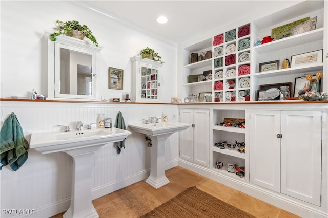 bathroom featuring crown molding and double sink