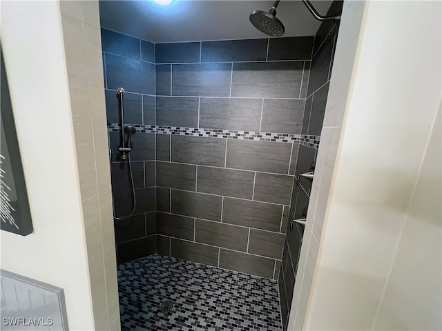 bathroom featuring a tile shower