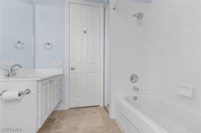 bathroom with vanity and tiled shower / bath