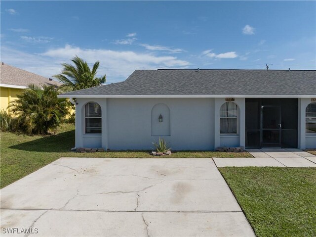 view of front of home featuring a front lawn